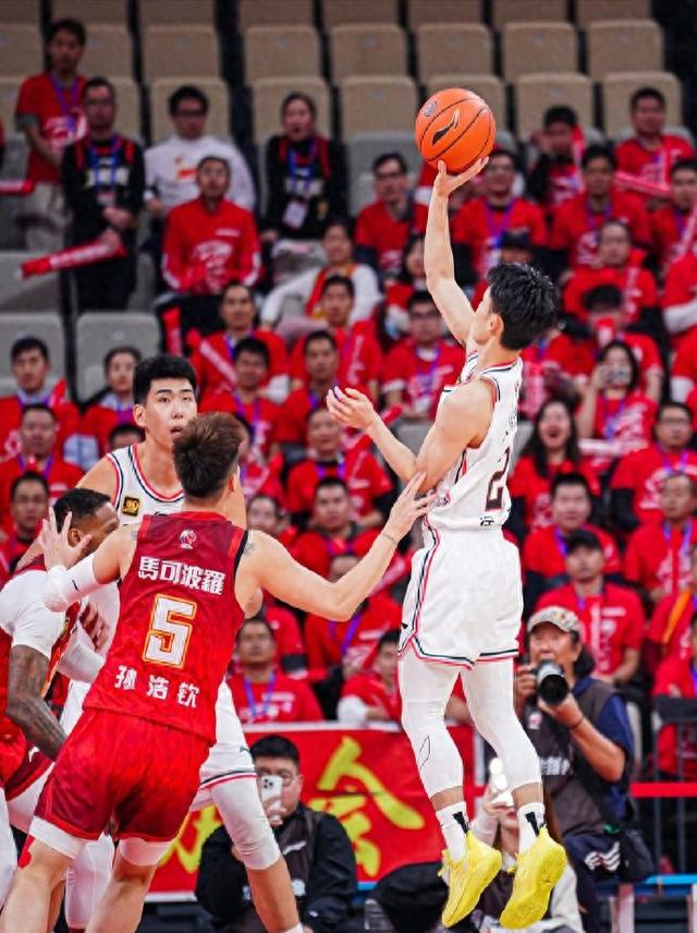 全运会篮球比赛中华队精湛表现，赢得掌声连连